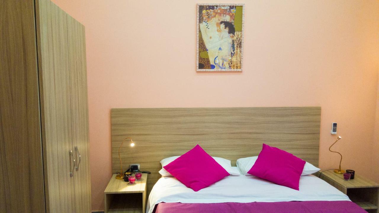 Holiday Naples Art Rooms Екстер'єр фото
